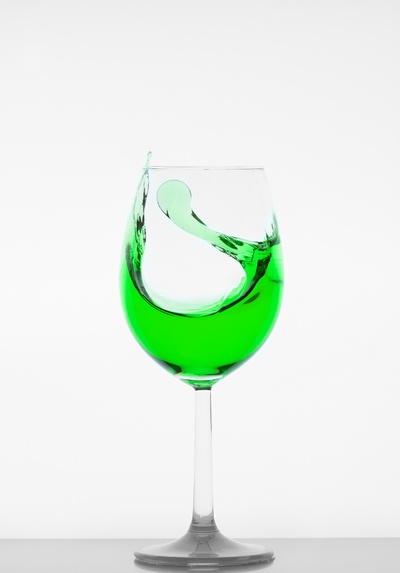 手机壁纸的图片-盛有绿色液体的玻璃杯