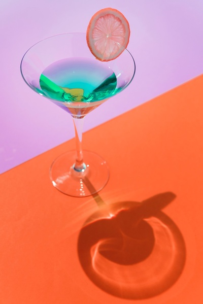 手机壁纸的图片-橙色表面的透明鸡尾酒杯