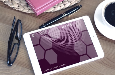 模仿的图片-桌子上的白色iPad