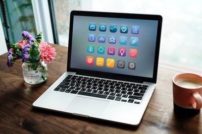 社会化媒体的图片-棕色表面的MacBook