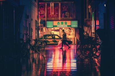 夜间的图片-夜光城市妇女侧视图