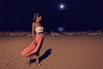 夜间的图片-站在海边的女人
