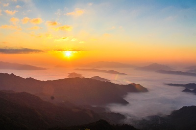美丽的日落的图片-山景黄金时段摄影