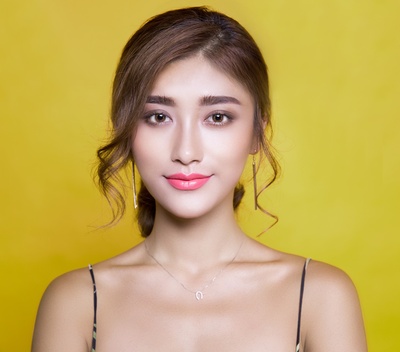 肖像的图片-穿黑色意大利面表带的女人