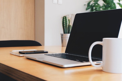 书桌空间的图片-桌面上的MacBook Pro，放在杯子旁边