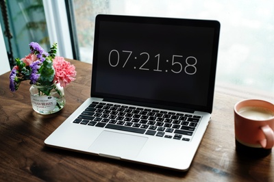 书桌空间的图片-银色MacBook Pro显示时间：7:21:58