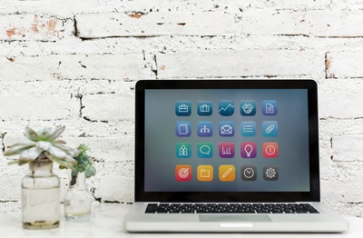 书桌空间的图片-在“多汁植物”旁边打开MacBook Pro