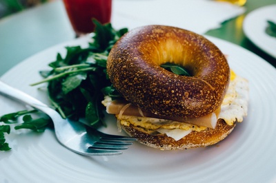 早餐时间的图片-白瓷板蔬菜三明治