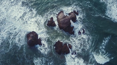 海洋大道的图片-岩石上的飞溅波
