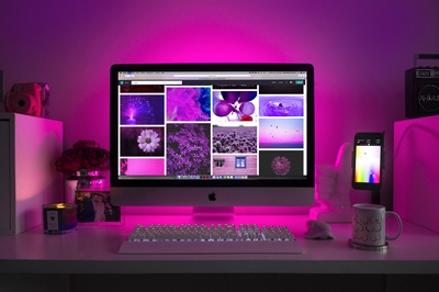 紫色的喜悦的图片-显示拼贴照片的银色iMac