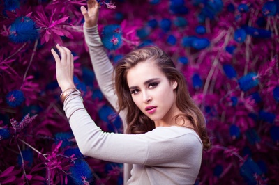紫色的喜悦的图片-拿着紫蓝花的女人