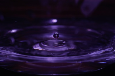 水滴的图片-紫色水滴