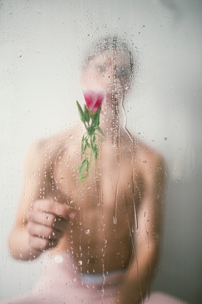 水滴的图片-赤身裸体的男人拿着红玫瑰
