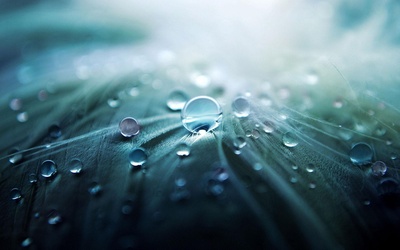 水滴的图片-灰织物上的水滴