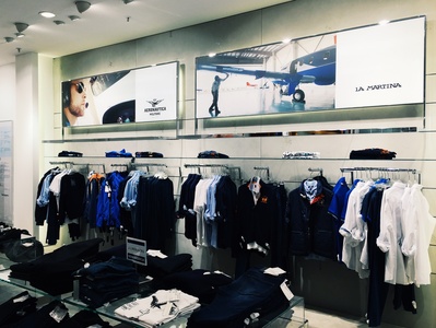 购物到下车的图片-商店里挂的衣服