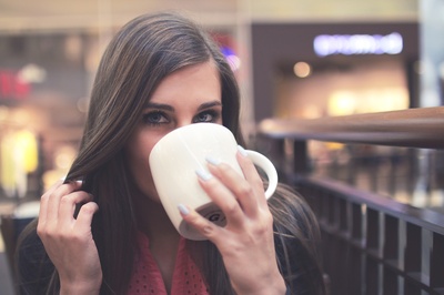 咖啡文化的图片-女人在黑色睫毛膏上喝White Ceramic Mug