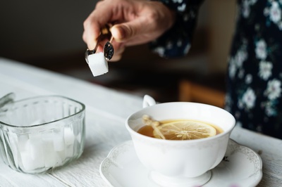 咖啡文化的图片-白瓷利口酒茶杯