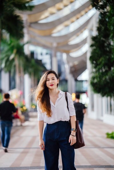 选择性聚焦的图片-穿白色衬衫和蓝色裤子的女人