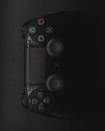 千禧年文化的图片-黑色索尼Dualshock 4