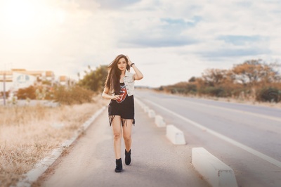 路在何方的图片-一名妇女在人行道上行走的照片