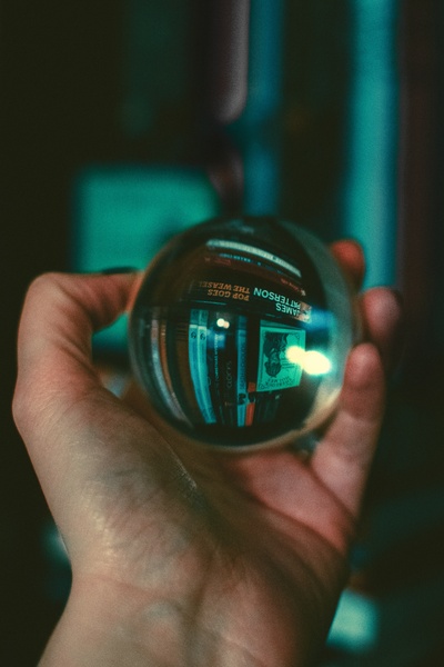 Lensball Photography的图片-手持玻璃球的人