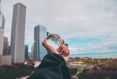 Lensball Photography的图片-拿玻璃球的人