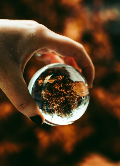 Lensball Photography的图片-持有伦斯堡的人
