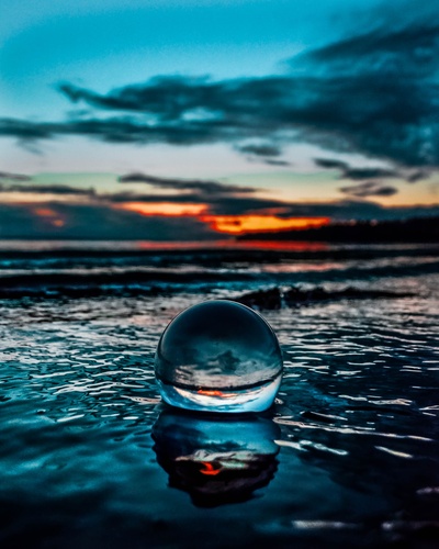 Lensball Photography的图片-水面上的水晶球