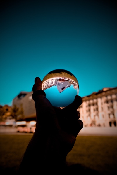 Lensball Photography的图片-拿着透明玻璃球的人的浅摄影