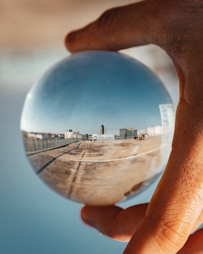 Lensball Photography的图片-手持圆形玻璃球的人