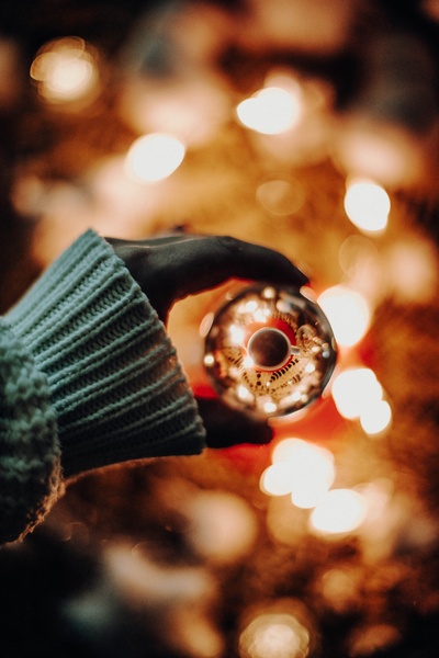 Lensball Photography的图片-拿着灰色小饰品的人