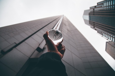 Lensball Photography的图片-拿水晶球的人