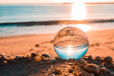 Lensball Photography的图片-棕色沙滩上的透明玻璃球