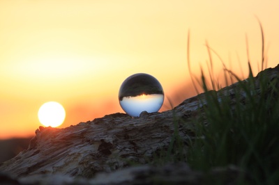Lensball Photography的图片-日落时褐色岩层上玻璃球的摄影