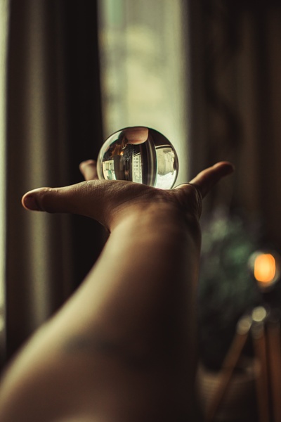 Lensball Photography的图片-手持水球的人