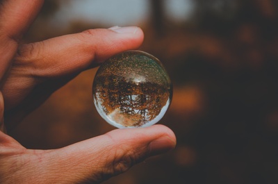 Lensball Photography的图片-拿玻璃球的人