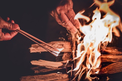 露营的图片-重新点燃营火