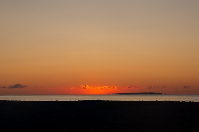 风景的图片-橙色的夕阳在水的地平线上