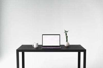 Work From Home的图片-最小桌面设置的正面视图