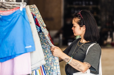 顾客的图片-服装店顾客浏览商品