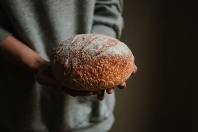 Home Baking的图片-手摇篮新鲜的酸面包