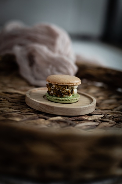 Home Baking的图片-柳条托盘上的开心果麦卡龙