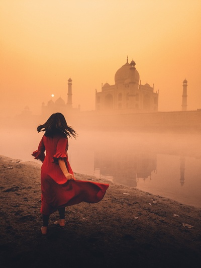 Diwali的图片-在橙色的雾中与寺庙共舞