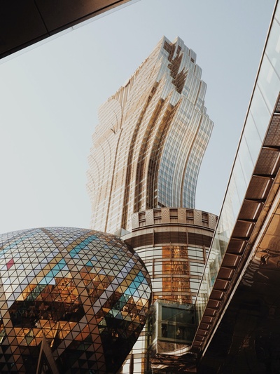 壁纸的图片-白天蓝天下的棕色高层建筑