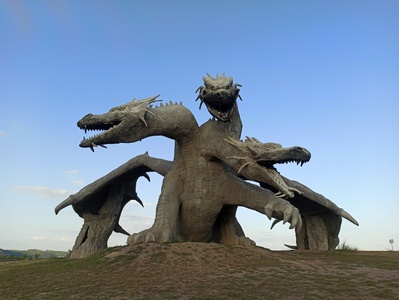 旅行的图片-白天蓝天下的灰色混凝土雕像