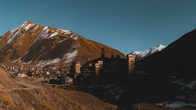 旅行的图片-白天，蓝天下的山边，棕色和白色的混凝土建筑