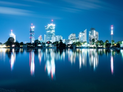 旅行的图片-城市天际线在夜间穿过水体