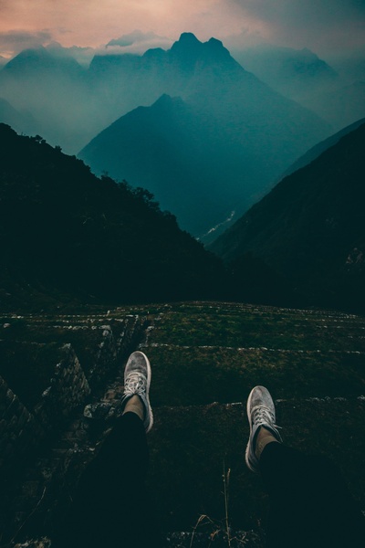 旅行的图片-站在山顶上的人