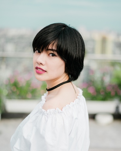 人的图片-女士戴白色上衣和黑色项链的选择性对焦照片