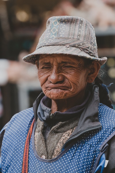 人的图片-穿猫和蓝背心的人焦点照片